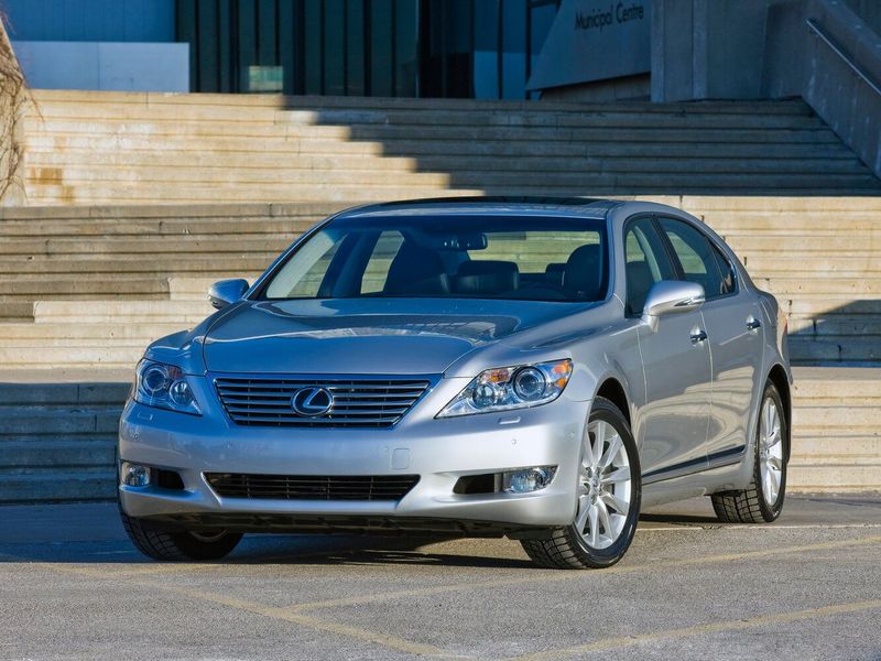 Lexus LS فيس ليفت IV، سيدان Long — منظر أمامي أيمن