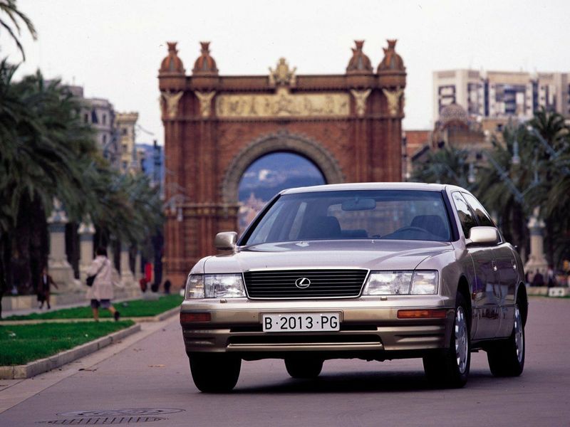 Lexus LS ثانياً، سيدان — منظر أمامي أيسر
