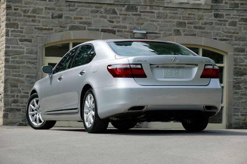 Lexus LS رابعاً، سيدان Long — منظر خلفي أيسر