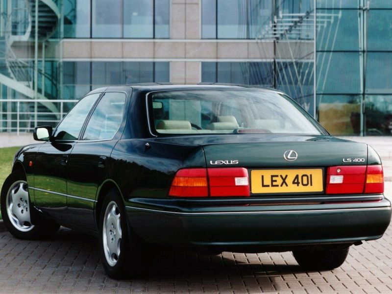 Lexus LS ثانياً، سيدان — منظر خلفي أيسر