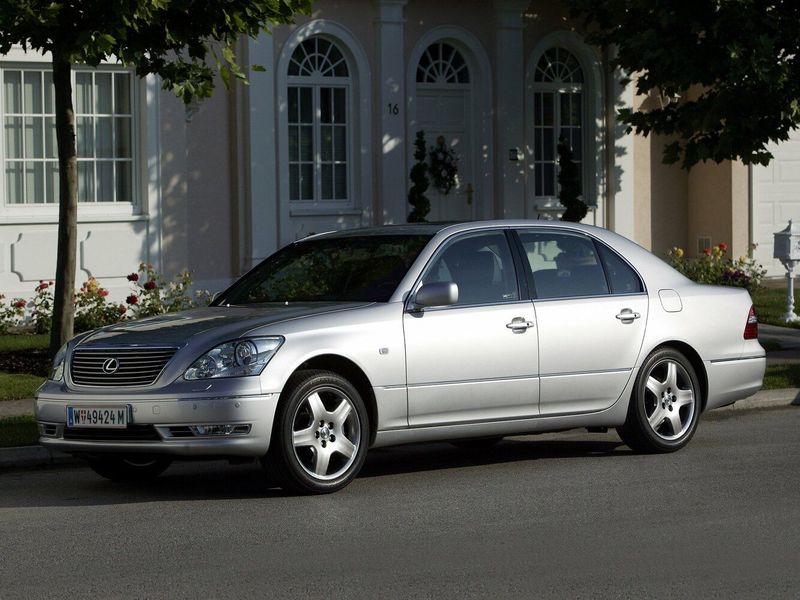 Lexus LS ثالثاً فيس ليفت، سيدان — منظر أمامي أيمن