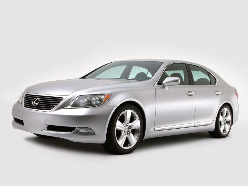 Lexus LS رابعاً، سيدان — منظر أمامي أيمن