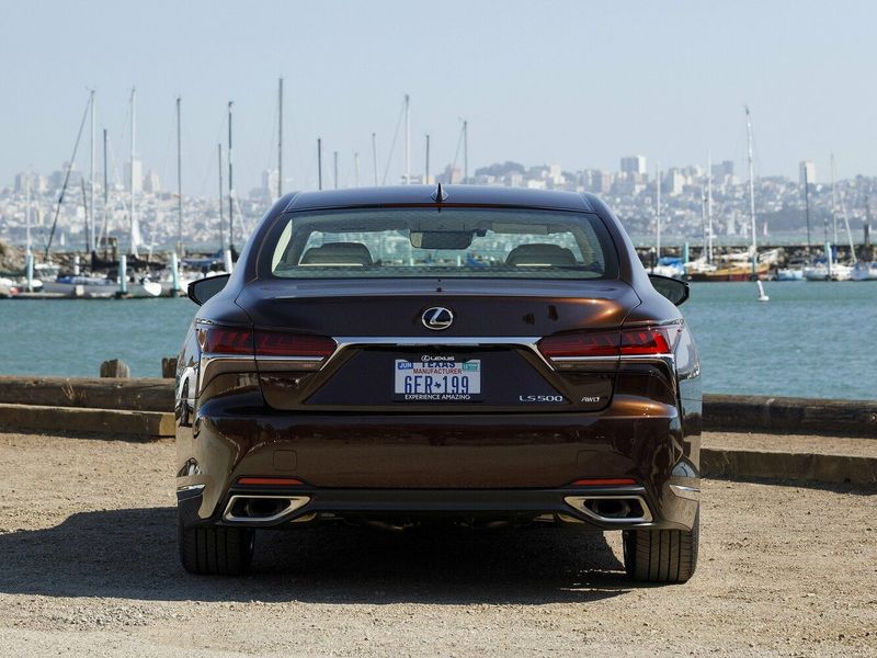 Lexus LS V، سيدان — منظر خلفي