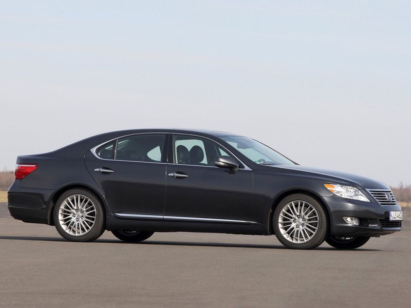 Lexus LS فيس ليفت IV، سيدان — منظر أمامي أيمن