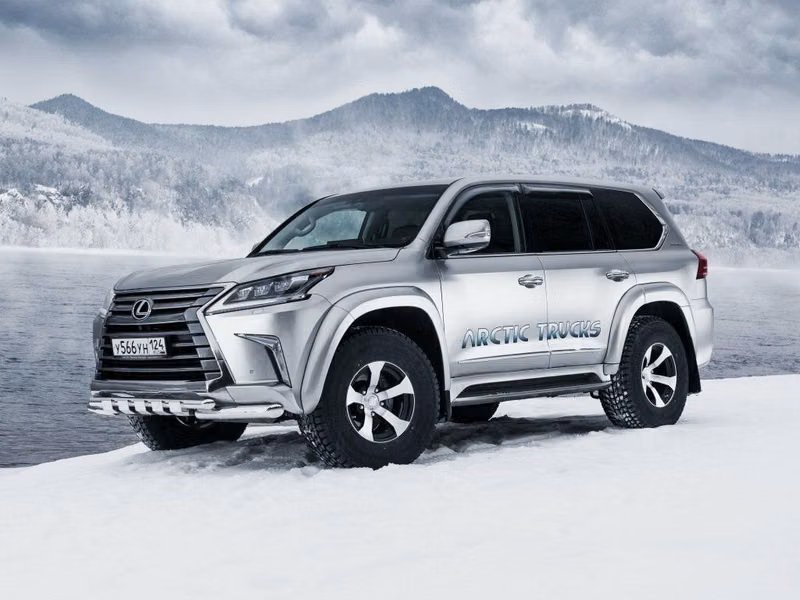 Lexus LX ثالثاً فيس ليفت 2، دفع رباعي 5 أبواب Arctic Trucks — منظر أمامي أيسر