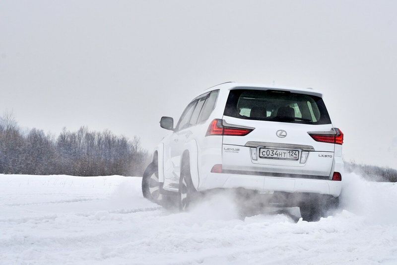 Lexus LX ثالثاً فيس ليفت 2، دفع رباعي 5 أبواب Arctic Trucks — منظر خلفي أيسر
