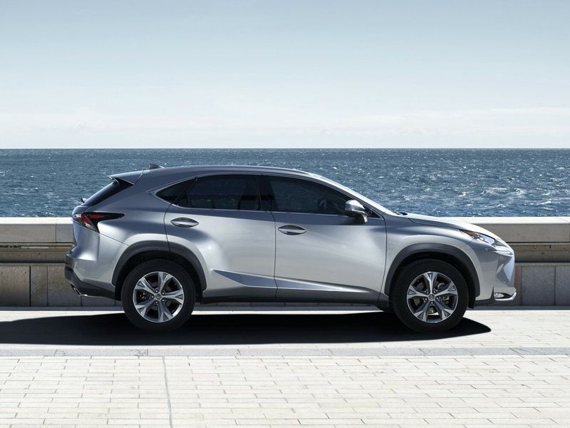 Lexus NX I، دفع رباعي 5 أبواب — منظر من الجانب الأيمن