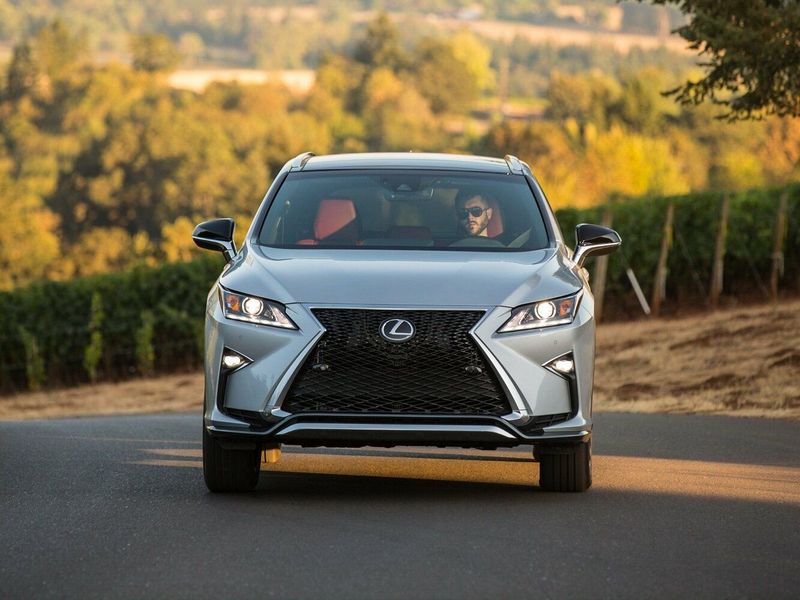Lexus RX رابعاً، دفع رباعي 5 أبواب — منظر أمامي