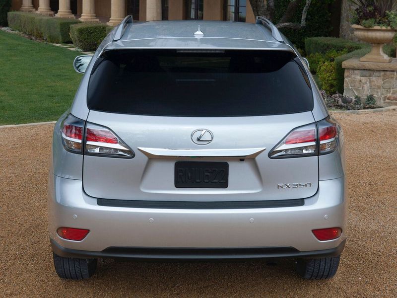 Lexus RX ثالثاً فيس ليفت، دفع رباعي 5 أبواب — منظر خلفي