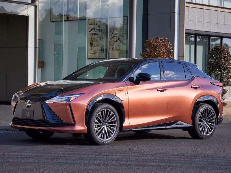 Lexus RZ، دفع رباعي 5 أبواب — منظر أمامي بزاوية ثلاثة أرباع
