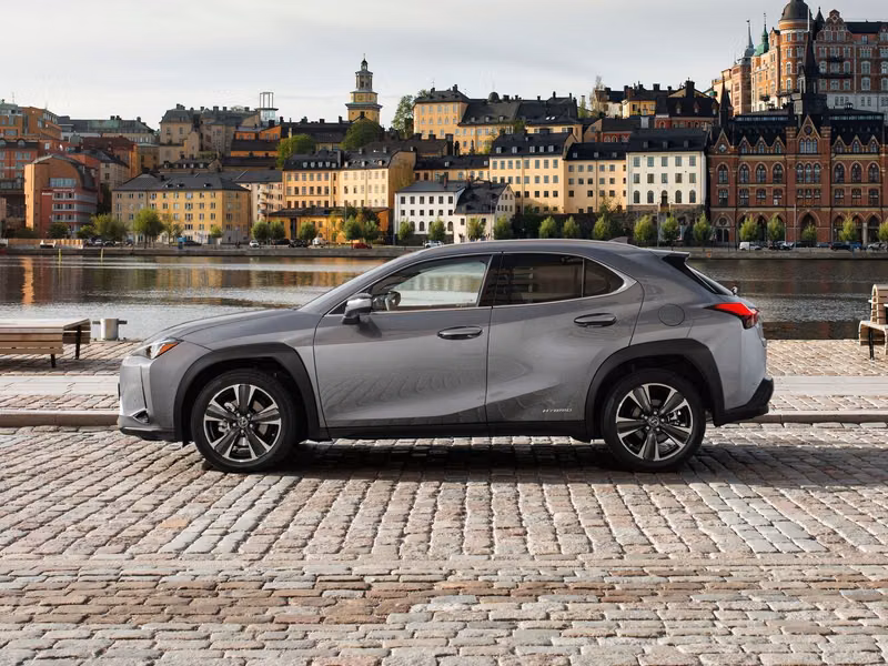 Lexus UX I، دفع رباعي 5 أبواب — منظر من الجانب الأيسر
