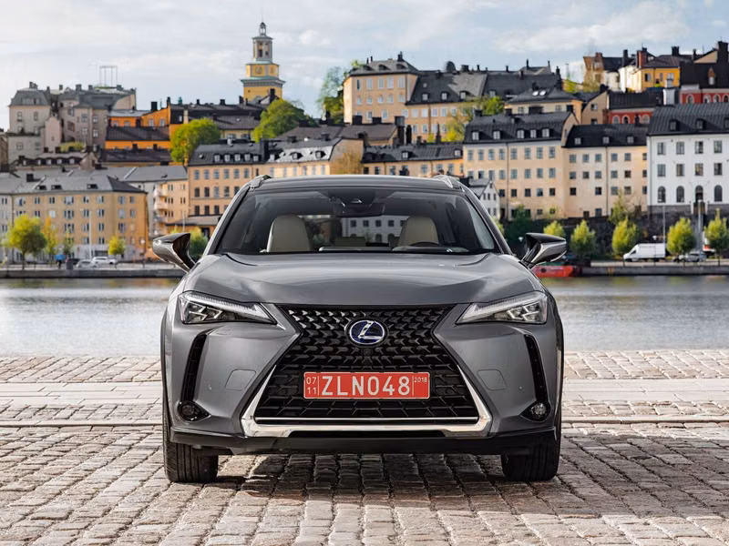 Lexus UX I، دفع رباعي 5 أبواب — منظر أمامي