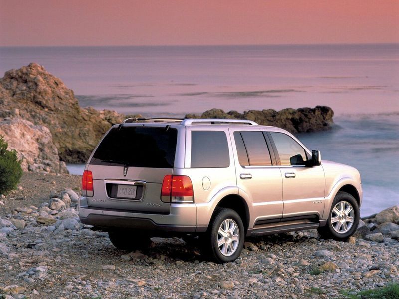 Lincoln Aviator I, Внедорожник 5 дв. — вид сзади справа