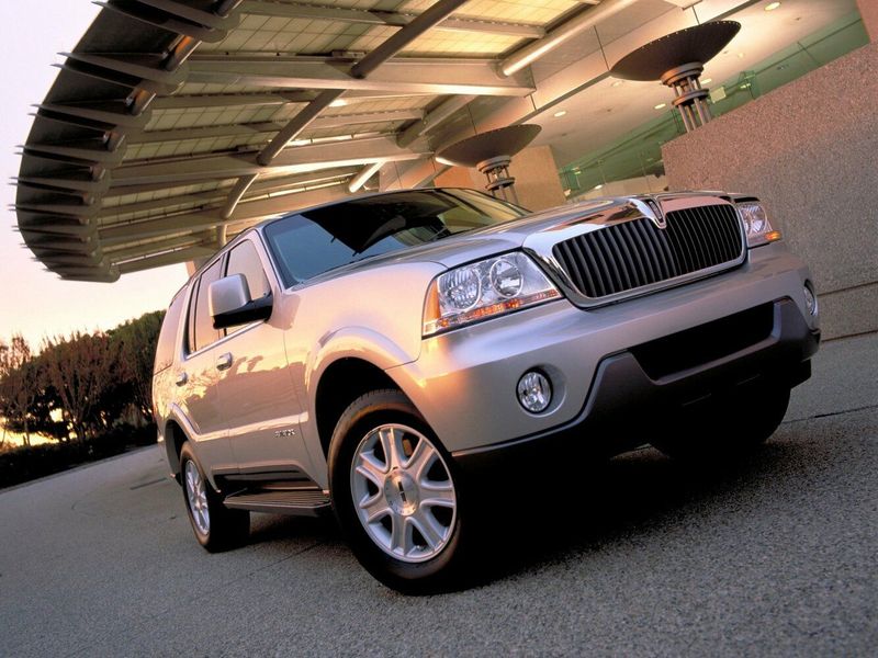 Lincoln Aviator I, Внедорожник 5 дв. — вид спереди справа