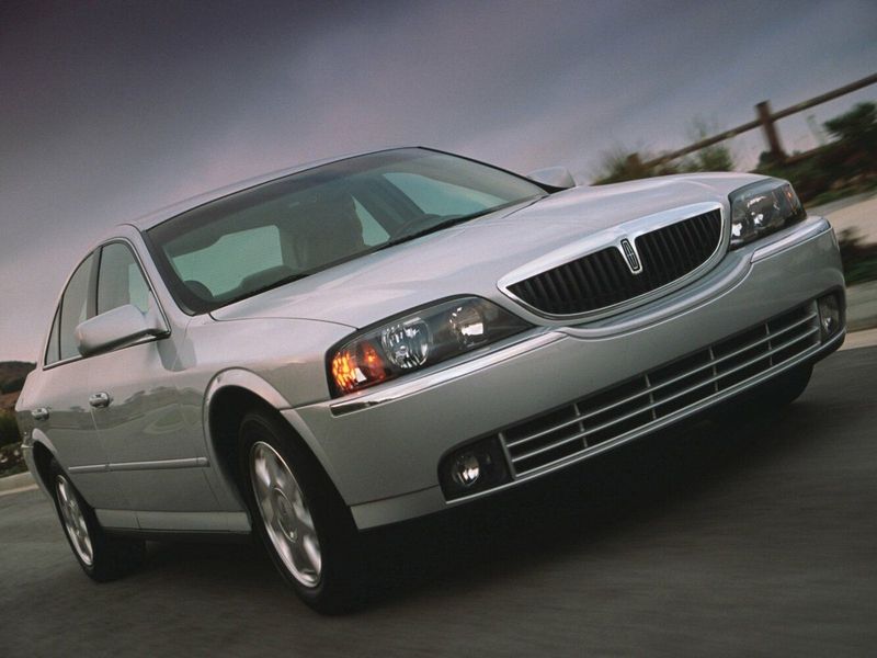 Lincoln LS I Рестайлинг, Седан — вид спереди справа
