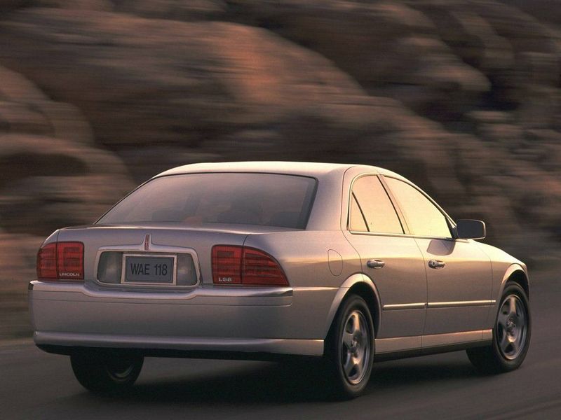 Lincoln LS I, Седан — вид сзади справа
