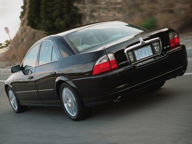 Lincoln LS I Рестайлинг, Седан — вид сзади слева