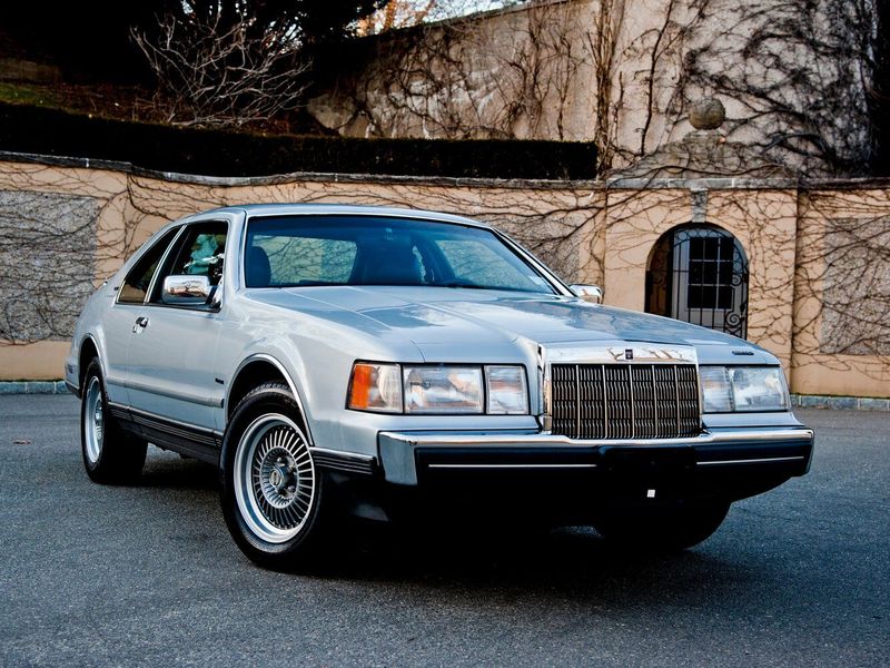 Lincoln Mark VII، كوبيه — منظر أمامي أيسر
