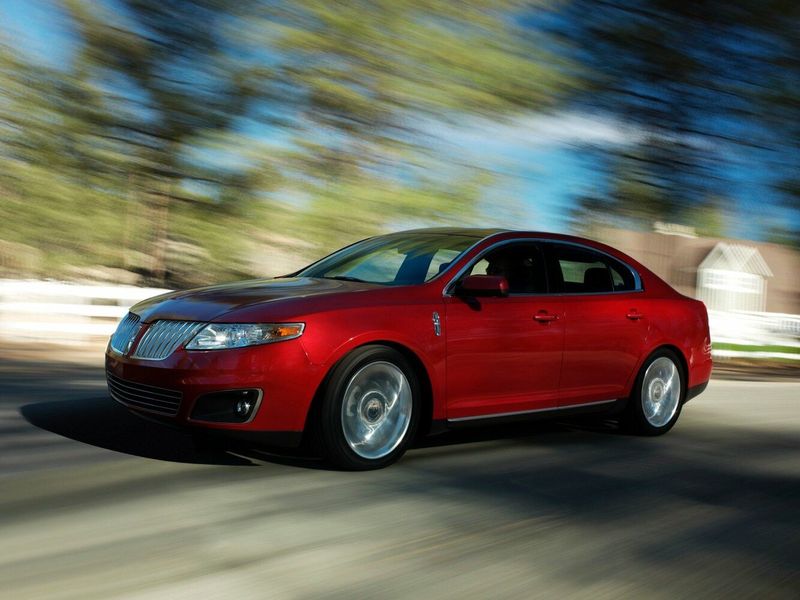 Lincoln MKS I, Седан — вид спереди справа