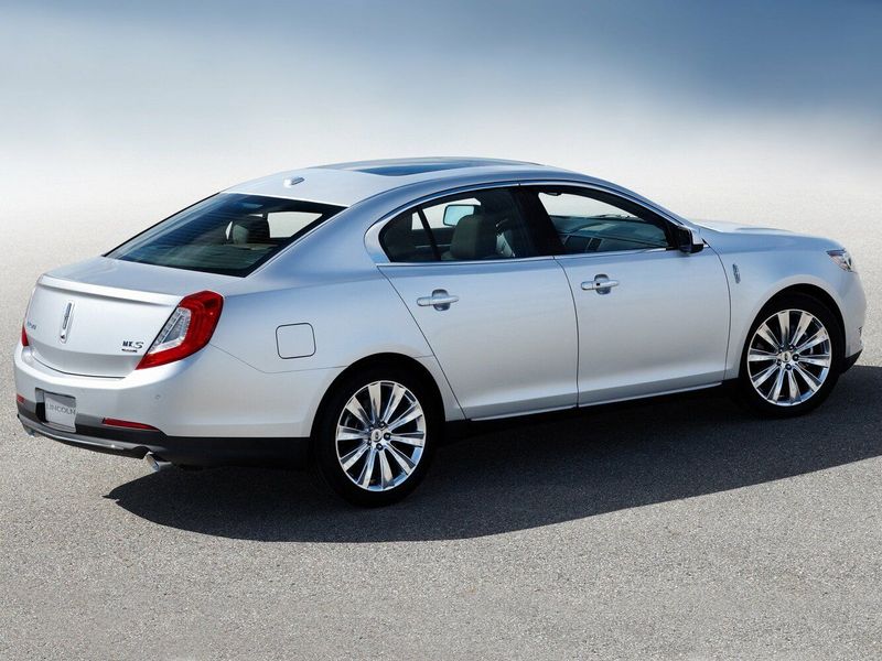 Lincoln MKS I Рестайлинг, Седан — вид сзади справа