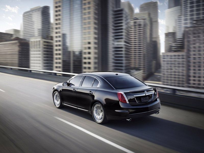 Lincoln MKS I, Седан — вид сзади справа