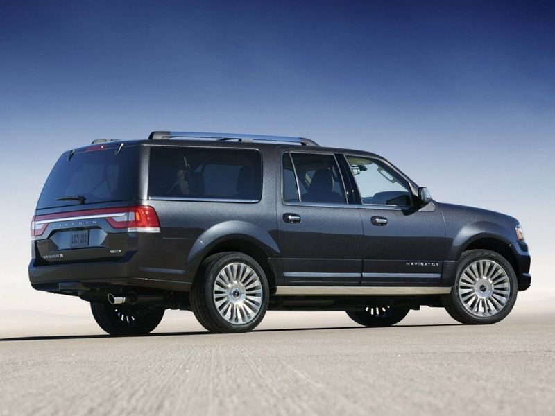 Lincoln Navigator ثالثاً فيس ليفت، دفع رباعي 5 أبواب L — منظر خلفي أيمن