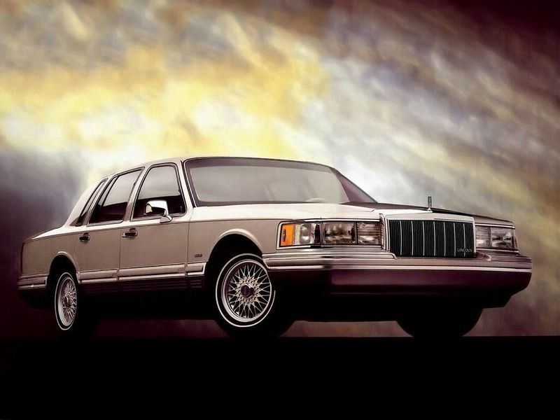 Lincoln Town Car II, Седан — вид спереди справа