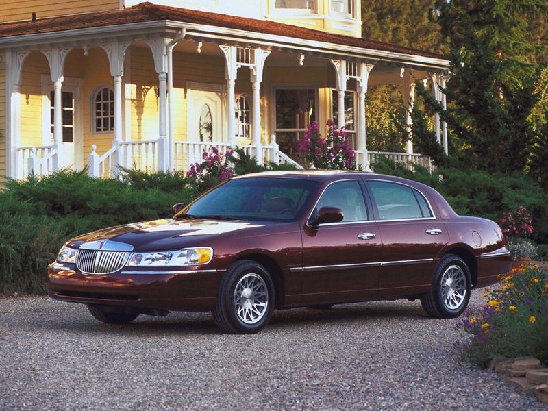 Lincoln Town Car ثالثاً، سيدان — منظر أمامي أيمن