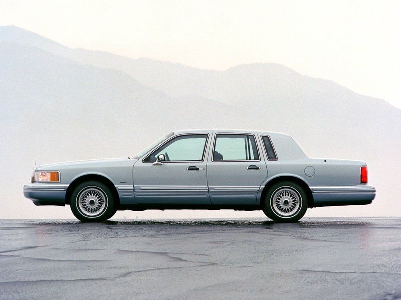 Lincoln Town Car II, Седан — вид слева