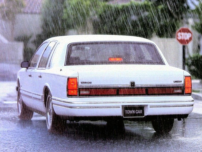 Lincoln Town Car II, Седан — вид сзади слева