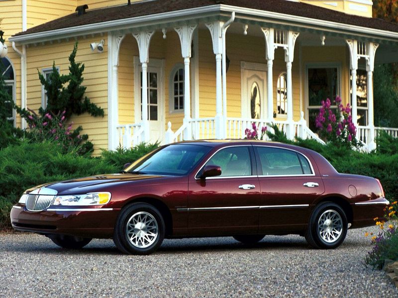 Lincoln Town Car ثالثاً، سيدان — منظر أمامي أيسر