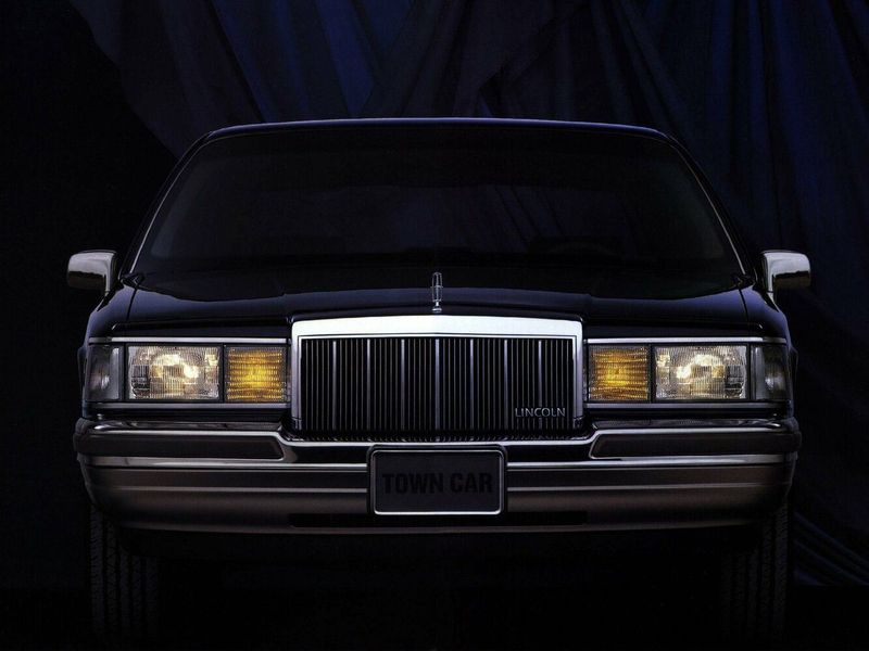Lincoln Town Car II, Седан — вид спереди