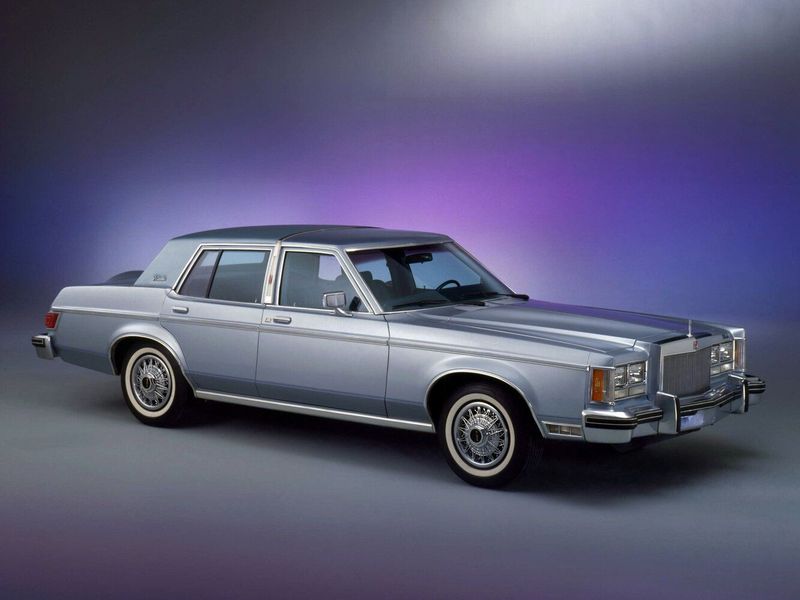 Lincoln Versailles, Седан — вид спереди в три четверти