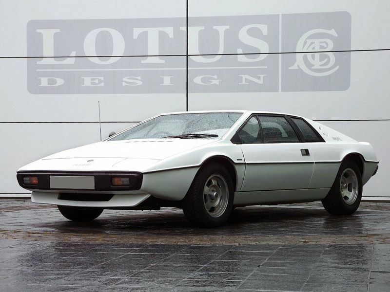 Lotus Esprit I, Купе — вид спереди слева