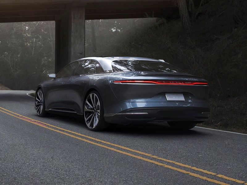 Lucid Air, Седан — вид сзади справа