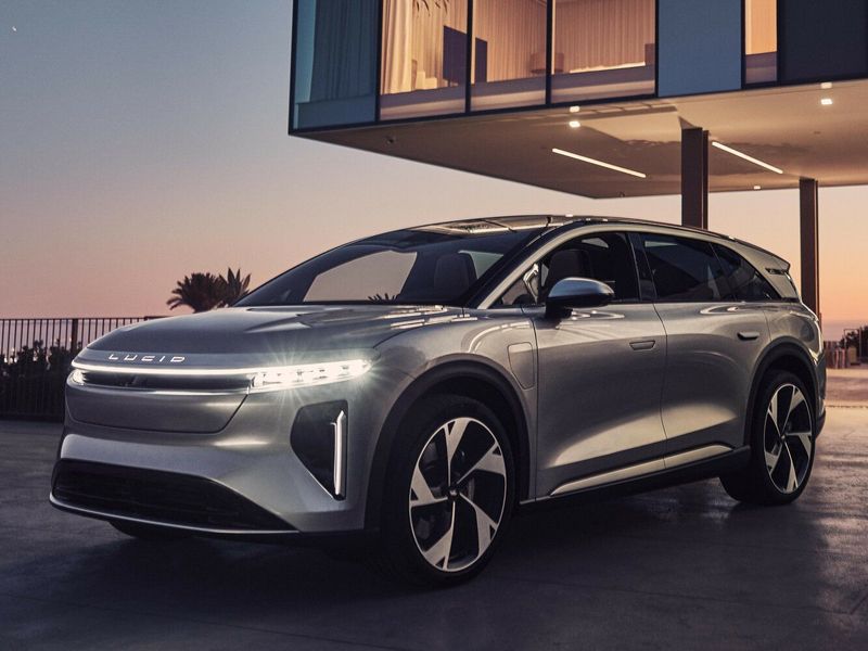 Lucid Gravity، دفع رباعي 5 أبواب — منظر أمامي بزاوية ثلاثة أرباع