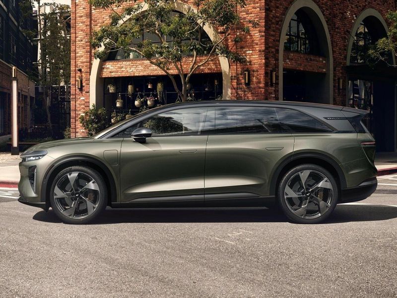 Lucid Gravity، دفع رباعي 5 أبواب — منظر من الجانب الأيسر