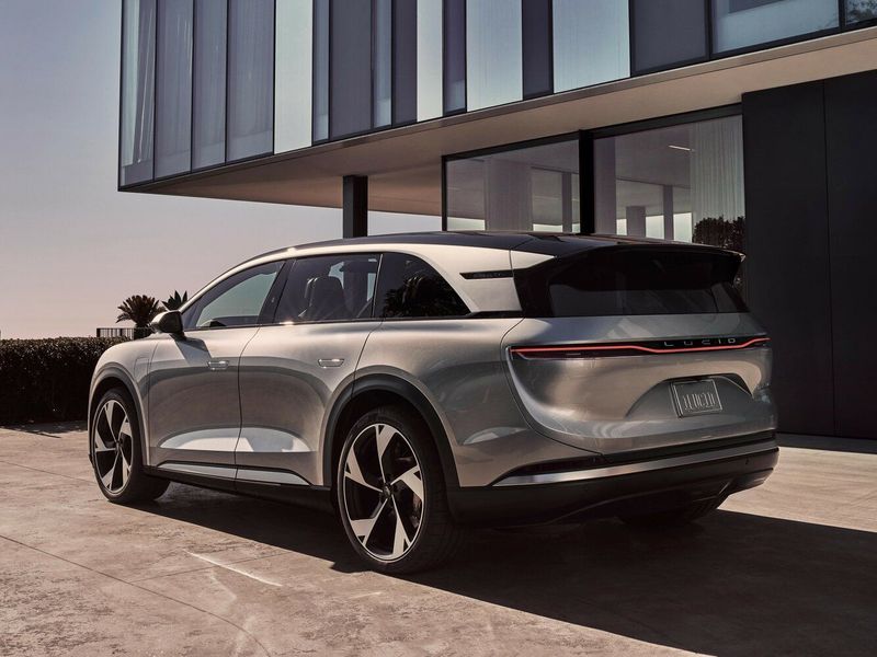 Lucid Gravity، دفع رباعي 5 أبواب — منظر خلفي بزاوية ثلاثة أرباع
