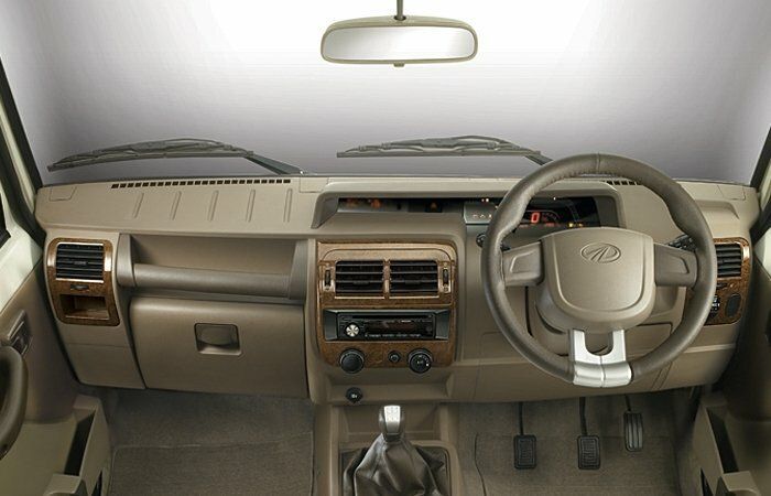 Mahindra Bolero, Внедорожник 5 дв. — передняя панель