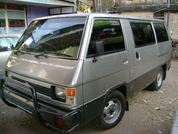 Mahindra Voyager, Компактвэн — вид спереди справа