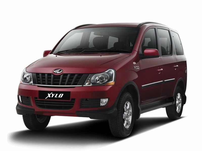 Mahindra Xylo، فان مدمج — منظر أمامي أيمن
