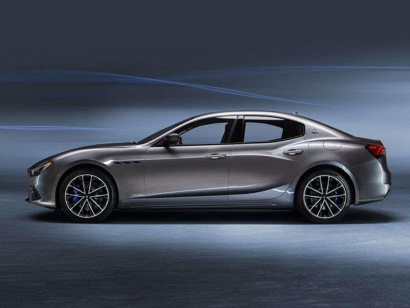 Maserati Ghibli ثالثاً فيس ليفت 2، سيدان — منظر من الجانب الأيسر