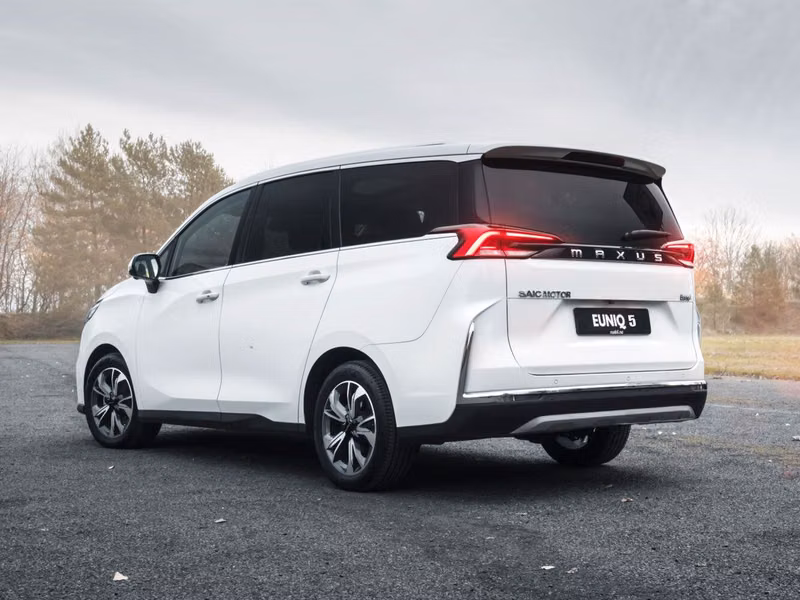 Maxus EUNIQ 5, Минивэн — вид сзади в три четверти