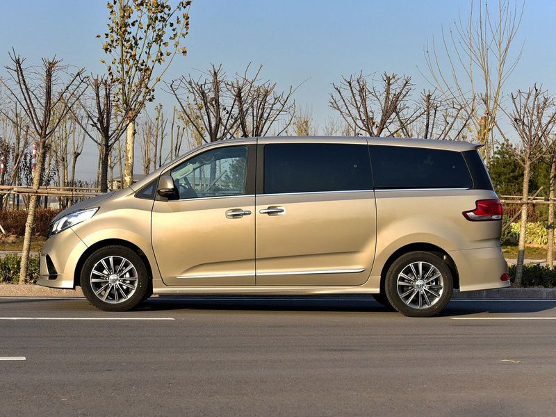Maxus G10 I Рестайлинг, Минивэн — вид справа