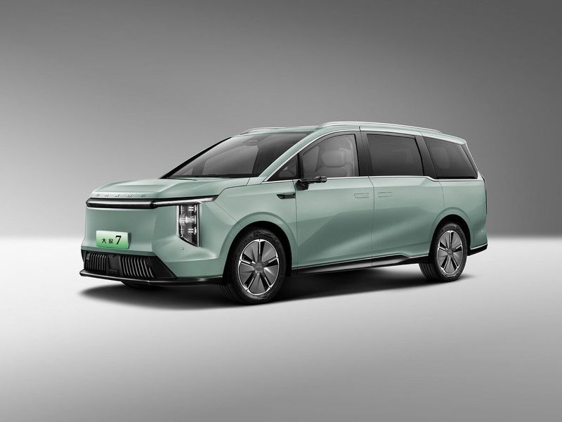 Maxus MIFA 7, Минивэн — вид спереди в три четверти