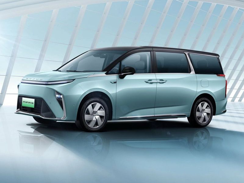 Maxus MIFA 9، ميني فان — منظر أمامي بزاوية ثلاثة أرباع