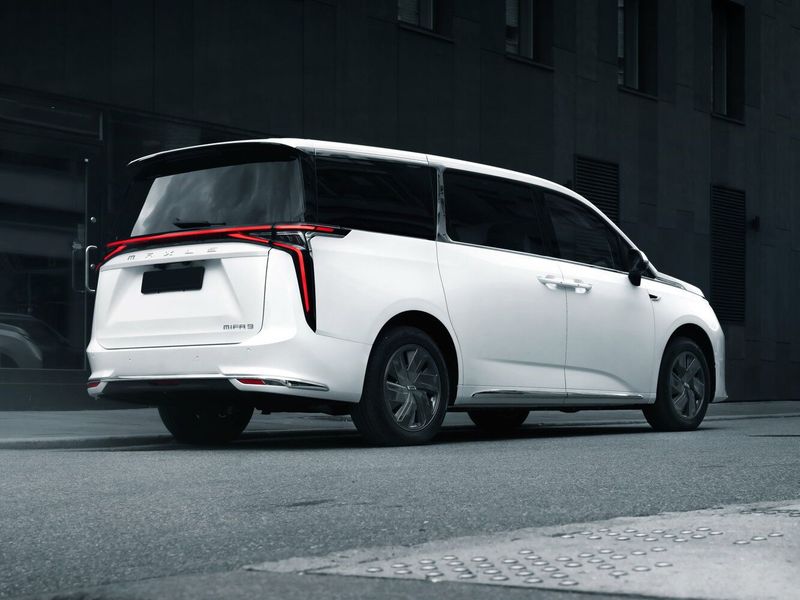 Maxus MIFA 9، ميني فان — منظر خلفي بزاوية ثلاثة أرباع