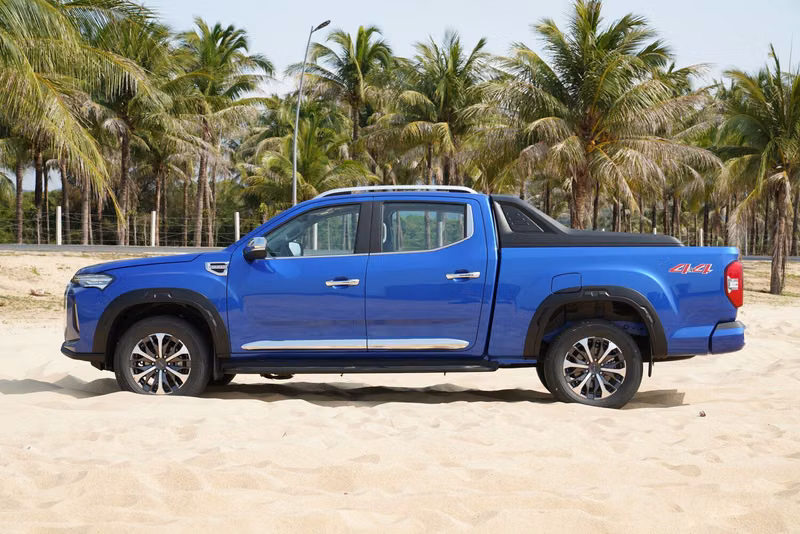 Maxus T90، بيك أب بكابينة مزدوجة LWB — منظر من الجانب الأيمن