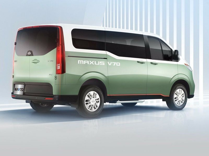 Maxus V70, Минивэн — вид сзади в три четверти