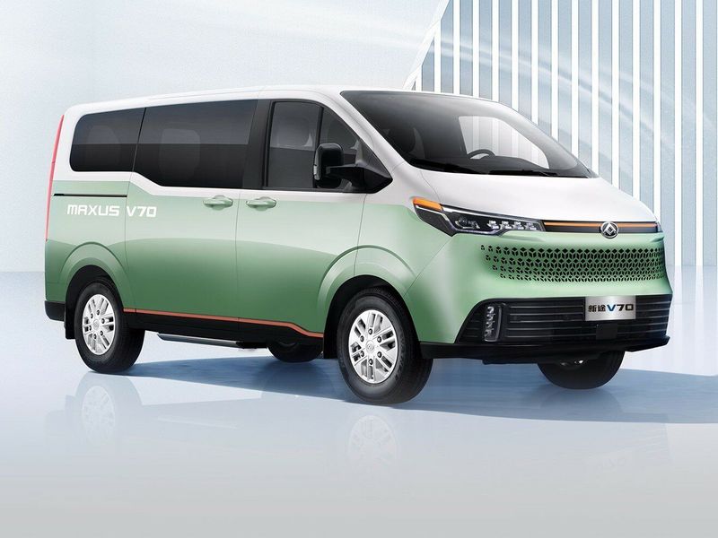 Maxus V70, Минивэн — вид спереди в три четверти